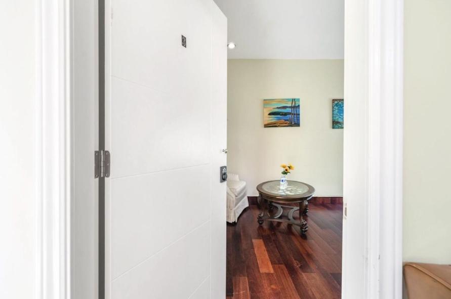 Stylish & Central Vancouver Retreat - Steps From Local Attractions! 아파트 외부 사진