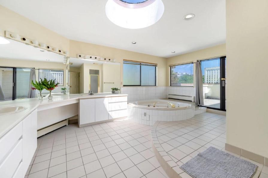 Stylish & Central Vancouver Retreat - Steps From Local Attractions! 아파트 외부 사진